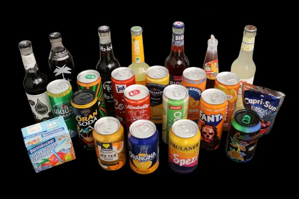 Alle Getränke des Marktchecks auf einem Bild vor schwarzem Hintergrund