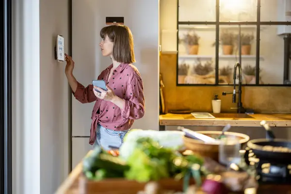 Frau bedient ihr Smart Home