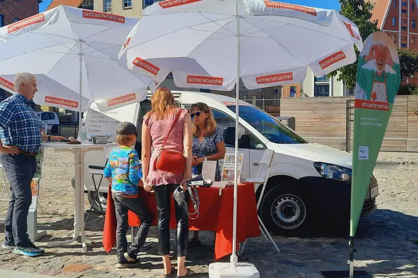 Sonnenschirme um einen Stand von der Verbraucherzentrale MV