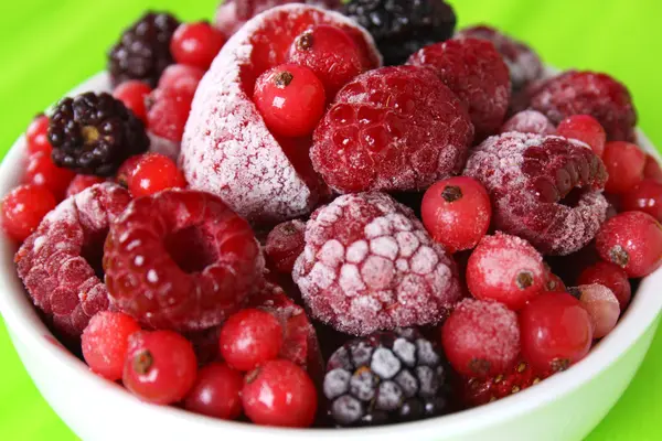Tiefkühl-Beeren in einer weißen Keramikschale