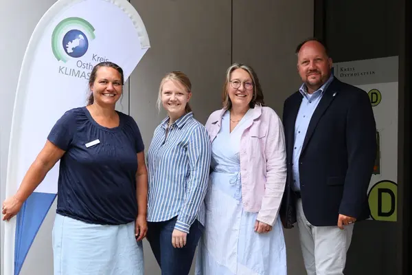 Landrat Timo Gaarz (r.) freut sich gemeinsam mit Mareike Jagszent (l.), Klimaschutzkoordinatorin des Kreises Ostholstein, sowie Nina Zölck (2. v. l.) und Carina Vogel von der Verbraucherzentrale S