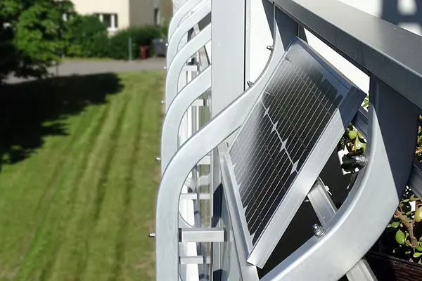Eine Solaranlage an der Brüstung eines Balkons.