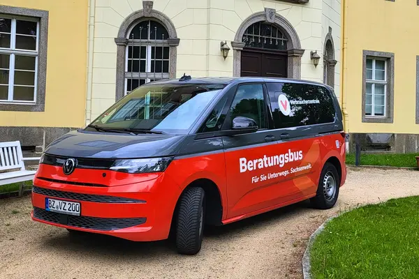 Beratungsbus der Verbraucherzentrale Sachsen in Sohland am Rotstein (Schloss).