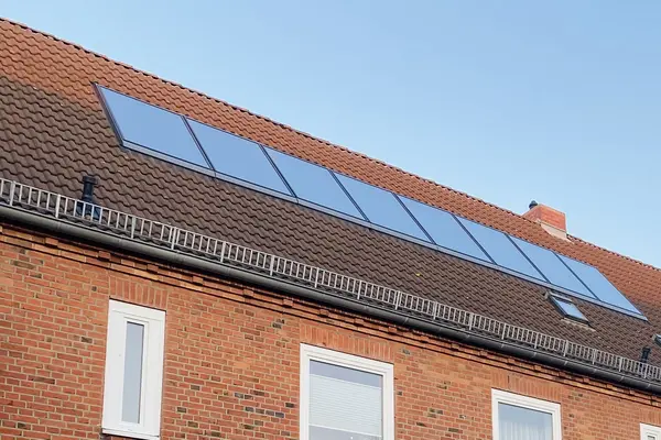 Solarmodule auf dem Dach eines Reihenhauses
