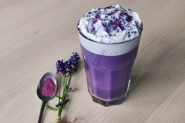 Lila Drink im Glas