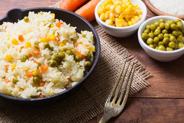 Eine Schüssel mit Risotto mit Gemüse
