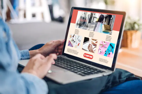 Nahaufnahme Frau nutzt Laptop für Onlineshopping