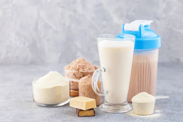 High Protein-Produkte wie Riegel, Shakes, Joghurt und Pulver gruppiert.