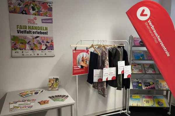 Info-Ecke zum Thema Fair Trade und Faire Kleidung