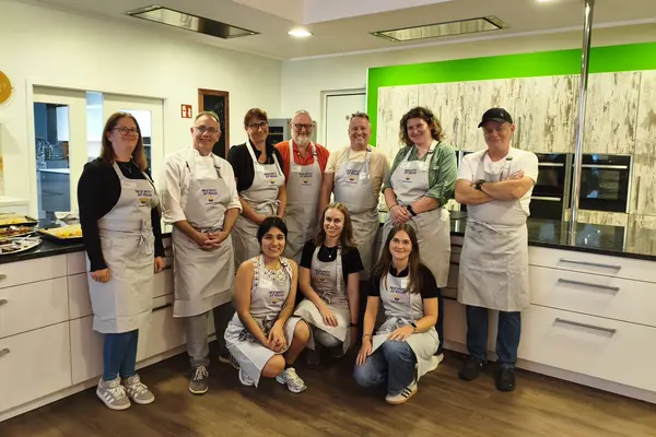 Gruppenfoto des Kochworkshops im Kochatelier Düsseldorf