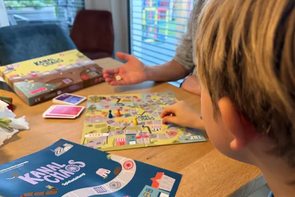 Spielsituation am Tisch mit dem Brettspiel Kanalchaos