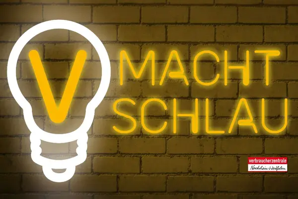 Logo des Podcasts "V macht schlau" der Verbraucherzentrale NRW.