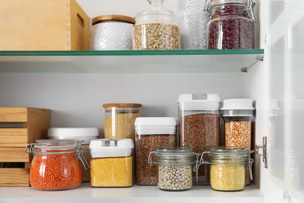 Vorräte in Behältern in Küchenschrank