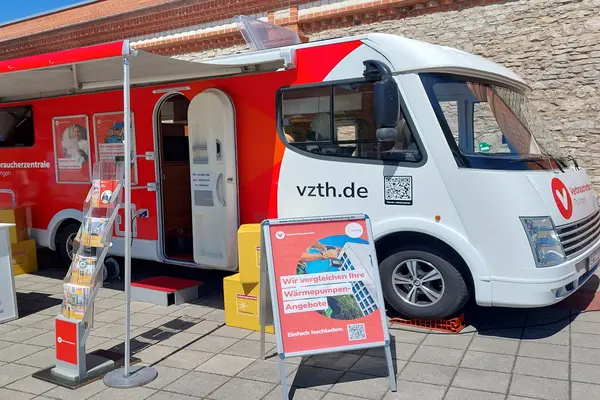 Mobiles Beratungsfahrzeug der Verbraucherzentrale Thüringen mit ausgefahrener Markise, Infoständern und Hinweisen zur Energieberatung.