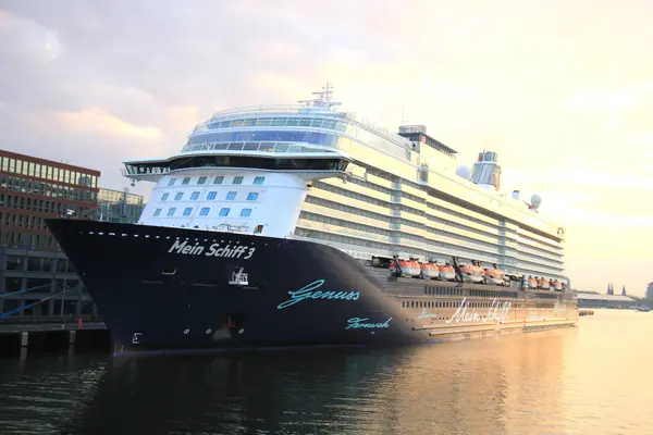 TUI Mein Schiff 3 im Hafen liegend