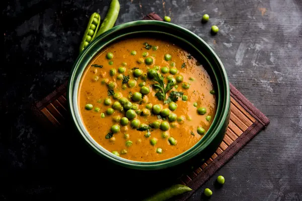 Schale mit Erbsen Linsencurry
