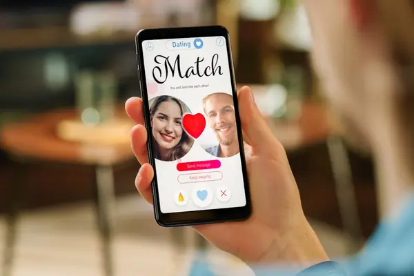 Frau nutzt Dating App auf Smartphone