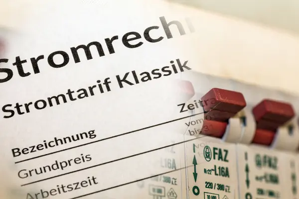 Nahaufnahme Stromrechner und Stromzähler