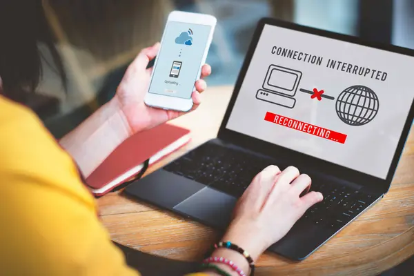 Totalausfall des Internets Frau hat weder am Handy noch am Laptop einen Internetverbindung