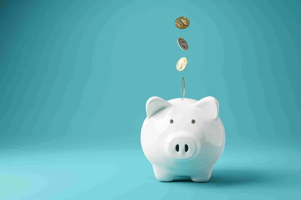 Sparschwein auf blauem Hintergrund in das Geld fällt