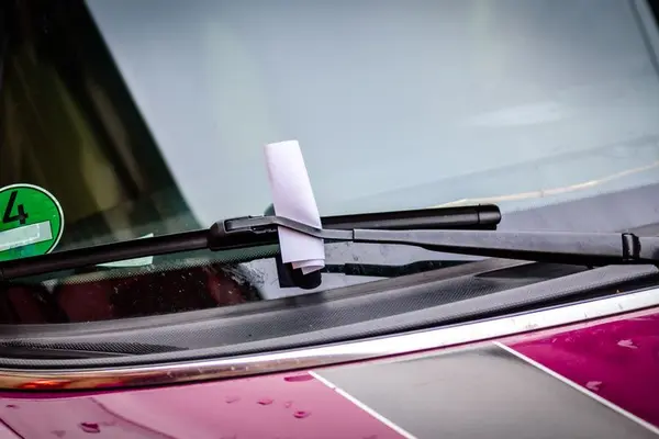 Strafzettel auf einem Supermarktparkplatz