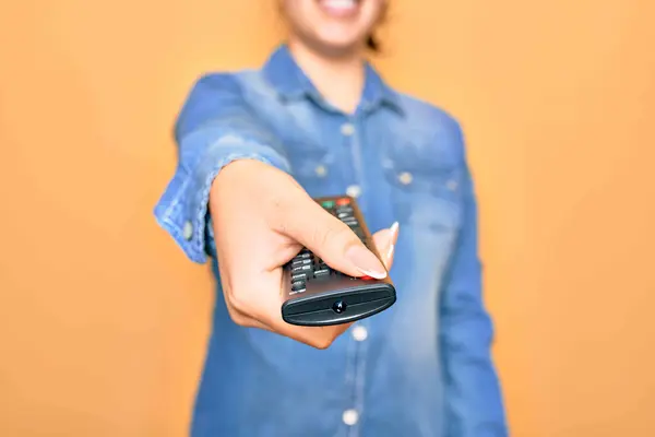 Frau hat Fernbedienung in der Hand 