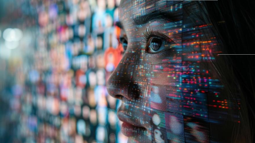 Eine Frau blickt auf eine digitale Anzeige.