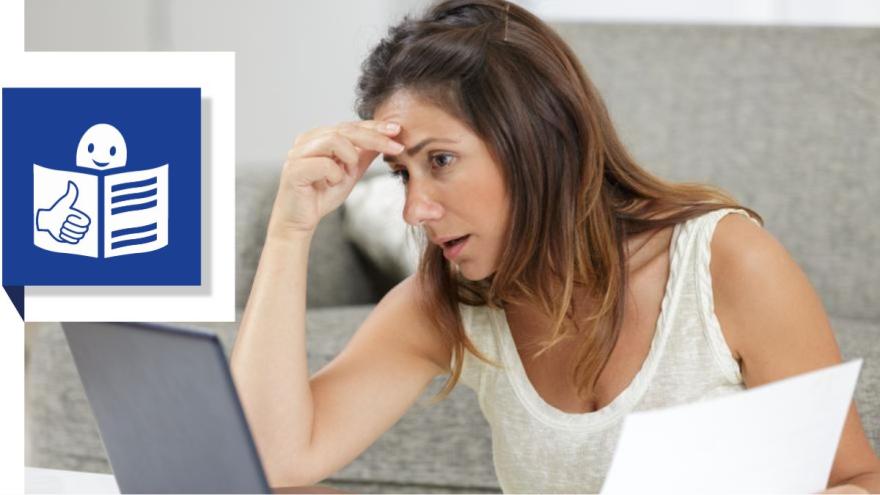 Person mit langen Haaren sitzt auf einem Sofa vor einem Laptop mit einer Papier in der Hand. Sie hält eine Hand an der Stirn und sieht verzweifelt aus. Links am Rand befindet sich das Europäische Logo für Leichtes Lesen