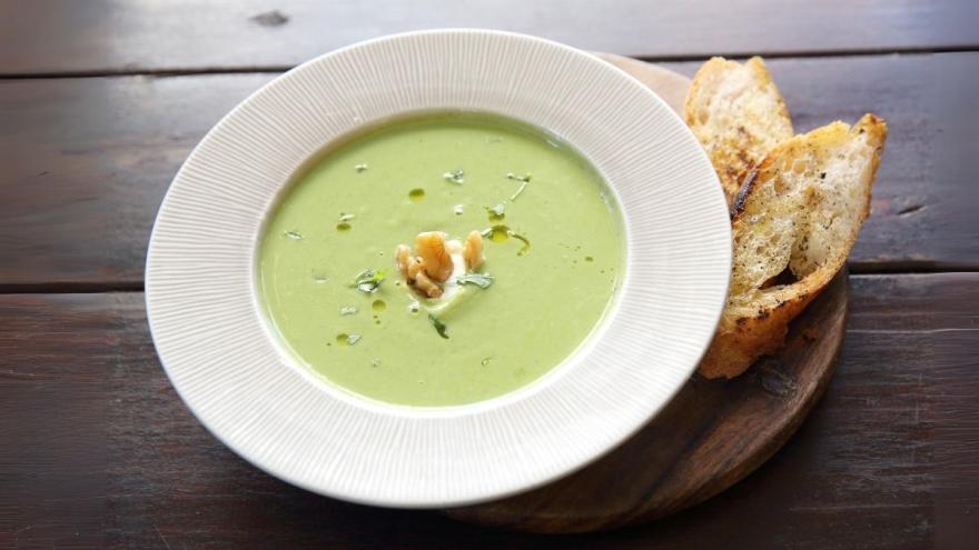 Brokkoli-Cremesuppe auf einem Teller