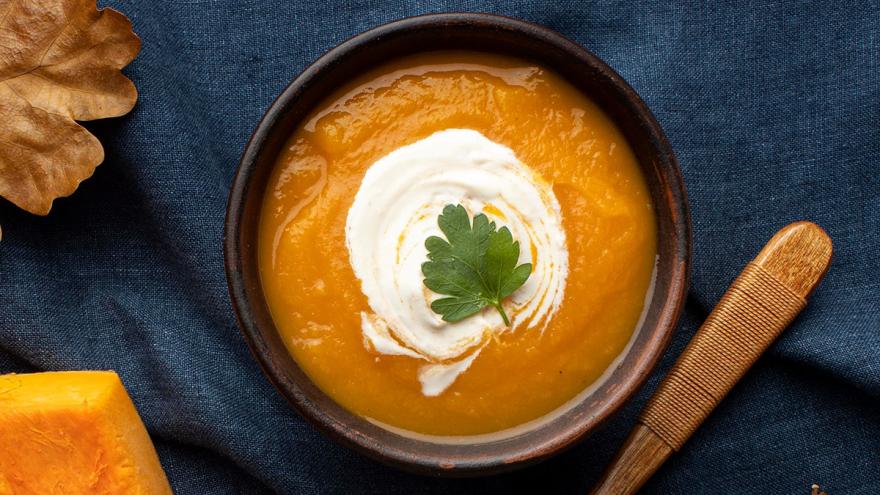 Eine Schale Kürbiscremesuppe