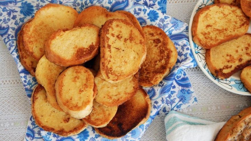 Arme Ritter: Gebratene Brotscheiben auf einem Teller
