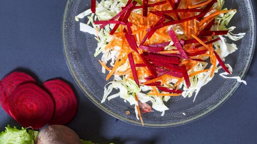 Verschiedene Sorten Gemüse, in Streifen geschnitten