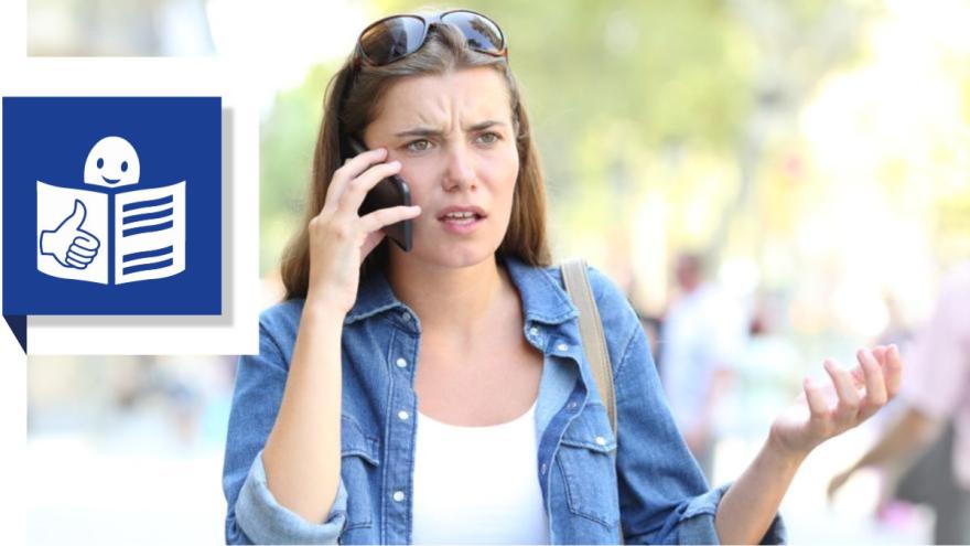 Foto einer Frau, die mit dem Handy telefoniert und wütend aussieht. Links am Rand befindet sich das Leichte-Sprache-Logo.