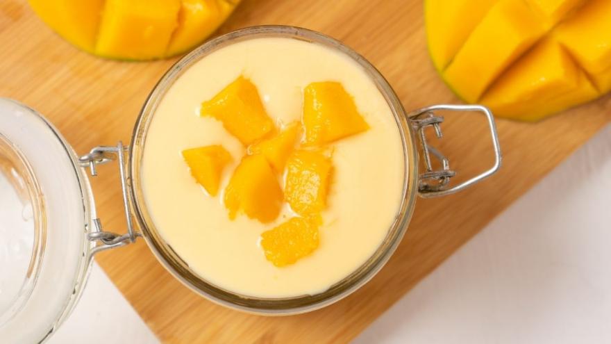 Mangocreme mit Mangostückchen in einem Weckglas