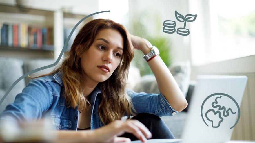 Schmuckbild: Frau, die auf Laptop schaut