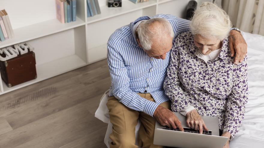 Schmuckbild: Älteres Ehepaar nutzt gemeinsam Laptop