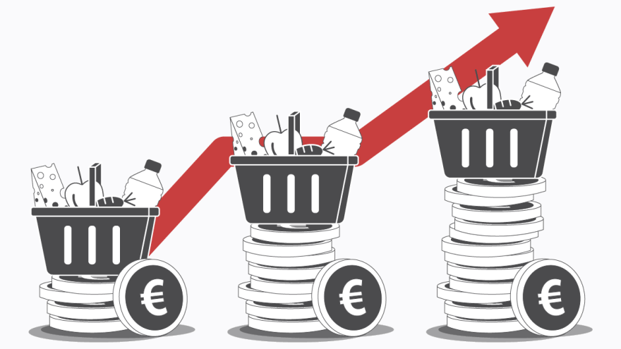 Körbe mit Lebensmitteln, die auf Eurostapeln stehen und einem roten Pfeil, der stetig nach oben geht