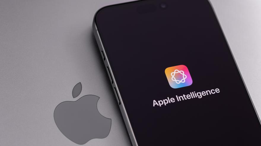 Ein iPhone, auf dessen Display "apple intelligence" zu lesen ist