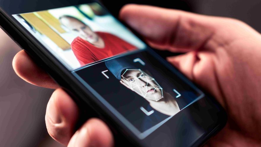  „Smartphone zeigt ein manipuliertes Porträt mit Deepfake-Technologie: Eine Person hält ein Handy, auf dessen Bildschirm ein Gesicht mithilfe künstlicher Intelligenz verändert wurde. Symbolbild für Deepfake, Gesichtstausch, Identitätsdiebstahl und KI-gestützte Bildbearbeitung.