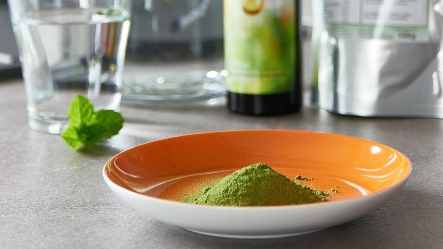 Moringa-Pulver in einer Schale