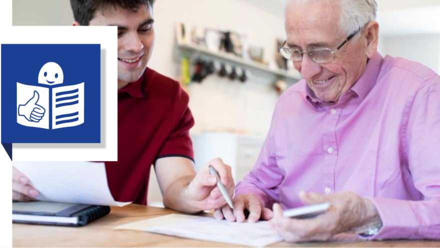 Vater mit Sohn über Dokumenten