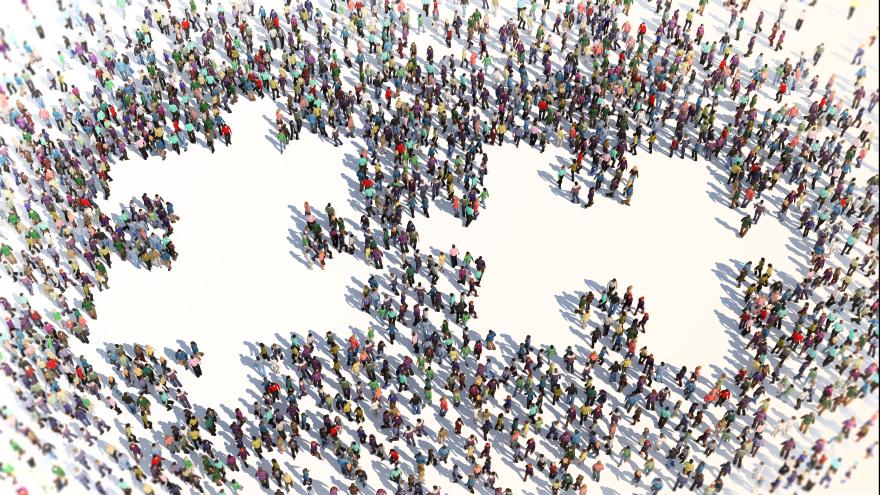 Viele Menschen, die von oben gesehen zusammen zwei Puzzleteile ergeben