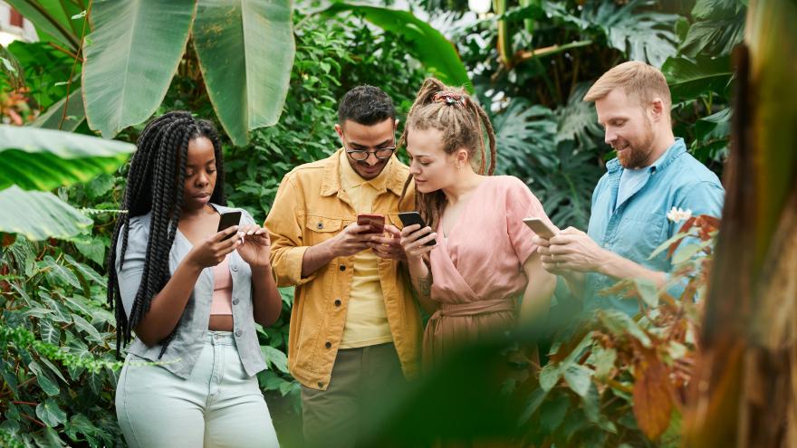 Junge Menschen, die auf Smartphones schauen