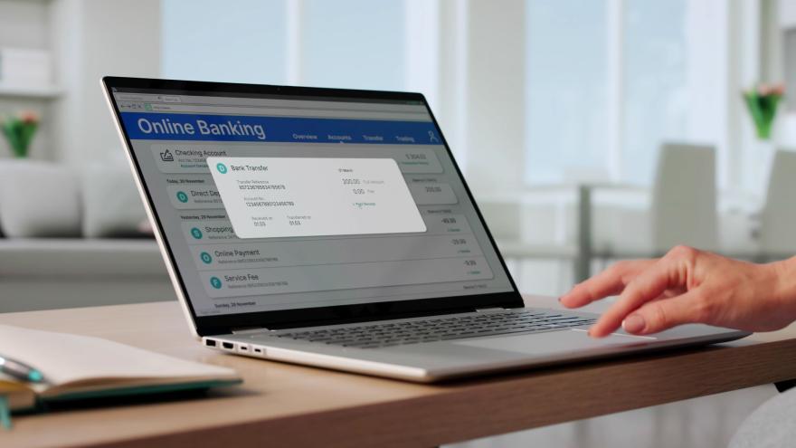 Jemand nutzt Online Banking auf einem Laptop