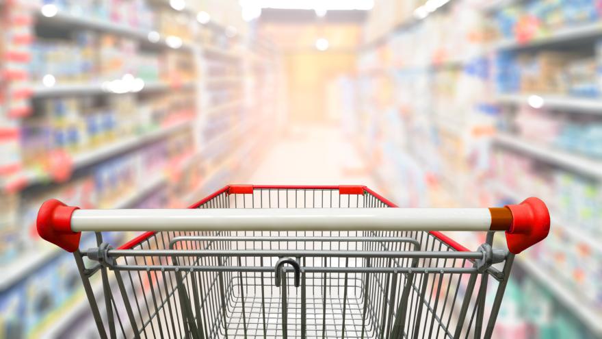 Einkaufswagen in einem Supermarktgang