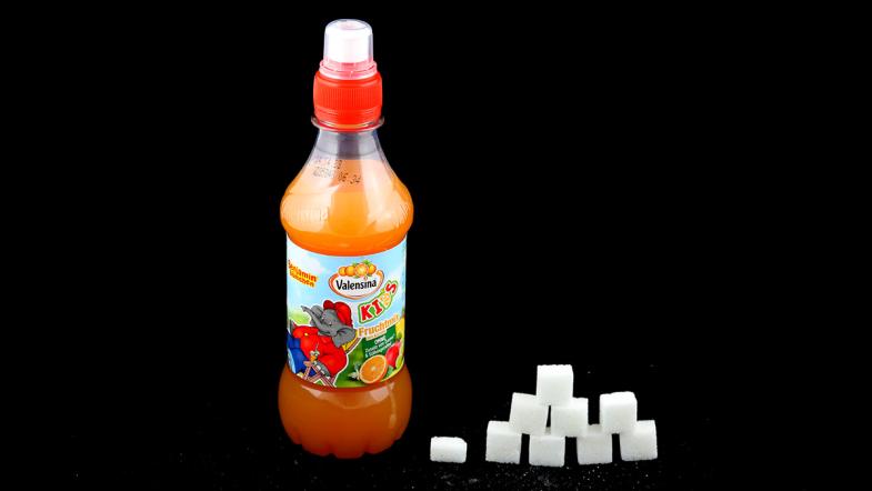 Plastikflasche Valensina und Zuckerwürfel-Pyramide