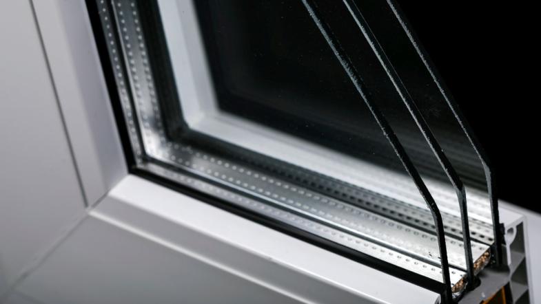 Ein Fenster mit Dreifachverglasung im Querschnitt