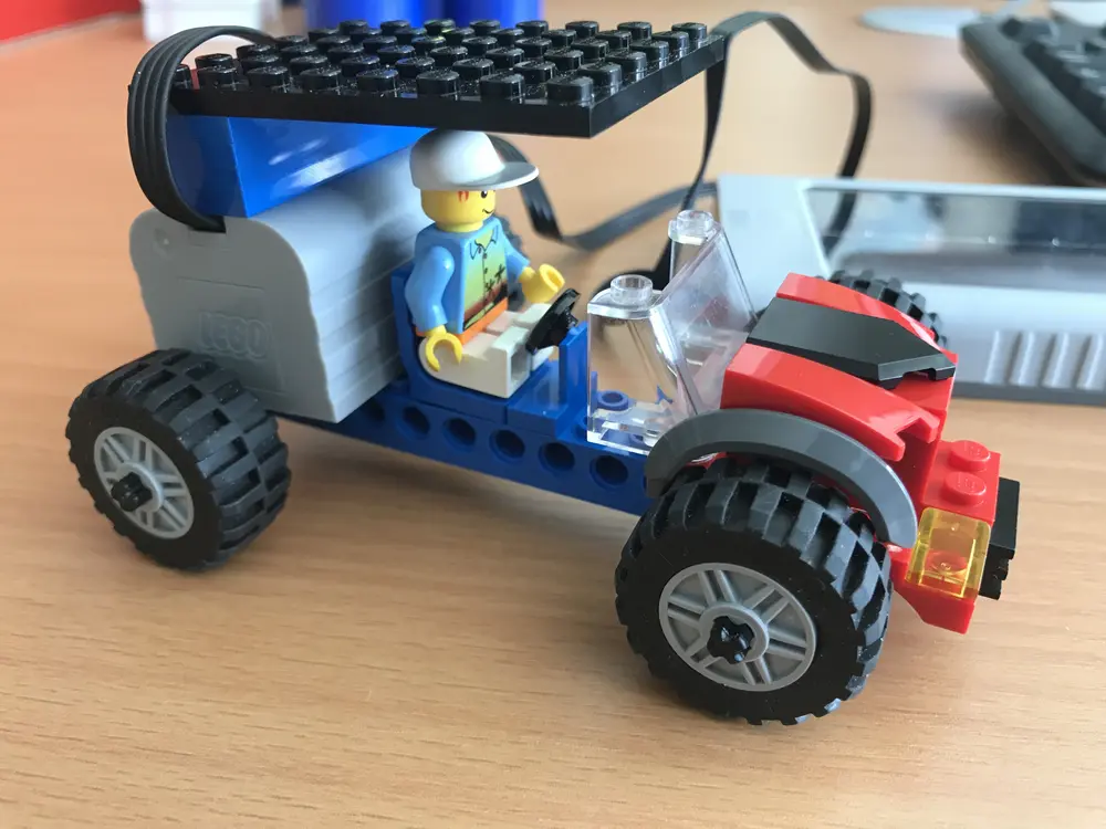 Ein Legoauto mit fahrender Legofigur.