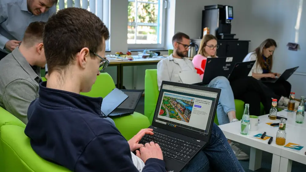 Teilnehmende am Laptop