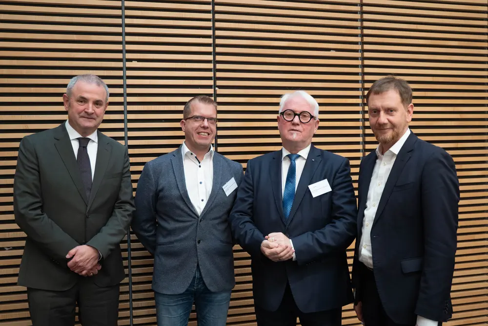 v.l.: Michael Welsch, Landesbeauftragter für Inklusion, Ralph Beckert, Landesgeschäftsführer Sozialverband VdK Sachsen e. V. und Vorsitzender des Landesbeirats für Inklusion der Menschen mit Behinderungen, Bernd Wiesner, Landesbeirat für Inklusion der Menschen mit Behinderungen, Michael Kretschmer, Ministerpräsident Freistaat Sachsen (©